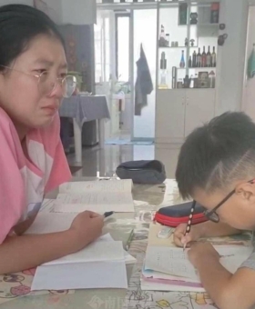 Chê mẹ hung dữ khi kèm em trai học, cô bé bật khóc sau khi thế vị trí của mẹ